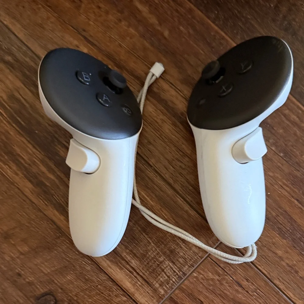 Meta 3 VR Headset with Controllers, charger & hard carrying case. - Picture 3 of 8